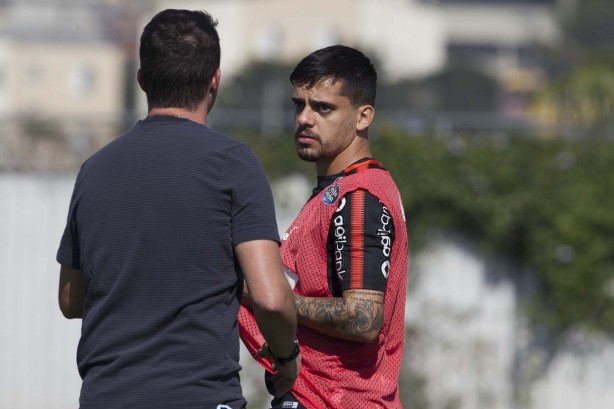 Fagner já treina com o grupo neste sábado