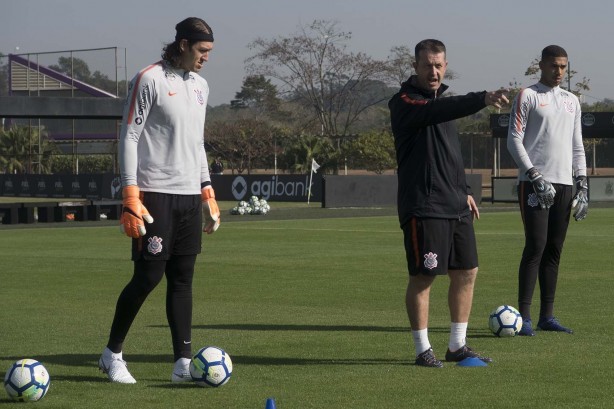 Goleiros do Timão durante o treino deste sábado no CT Joaquim Grava