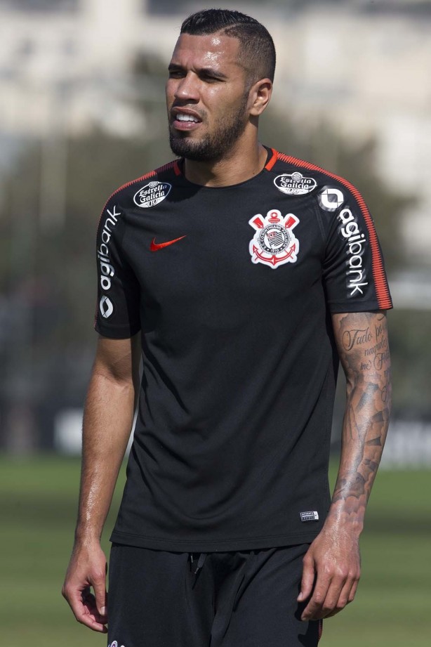 O atacante Jonathas no treino deste sábado no CT Joaquim Grava