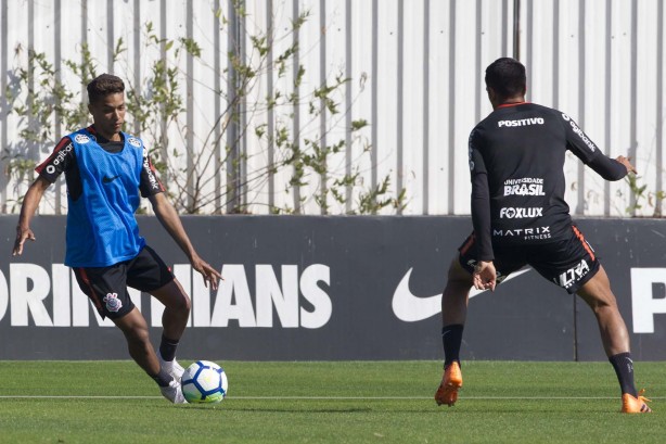 O jovem Pedrinho durante o treinamento deste sábado no CT