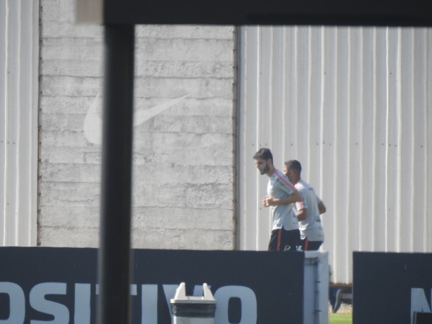 Vidotto e Sam em campo após o treino do elenco principal