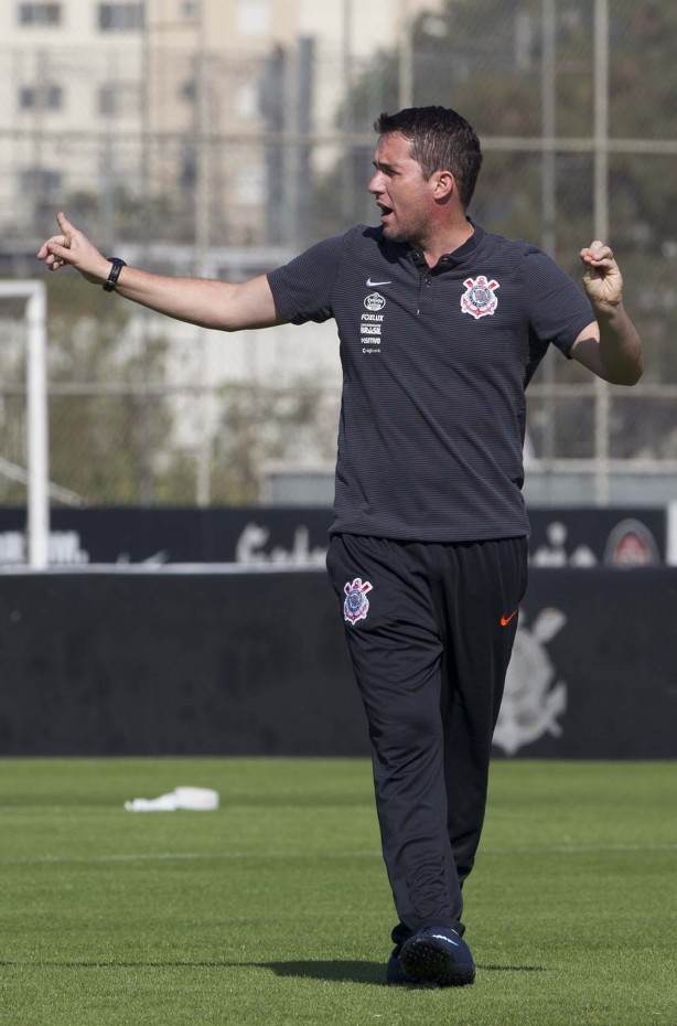Osmar Loss comandou o time no treino que prepara a equipe para a volta do Brasileirão