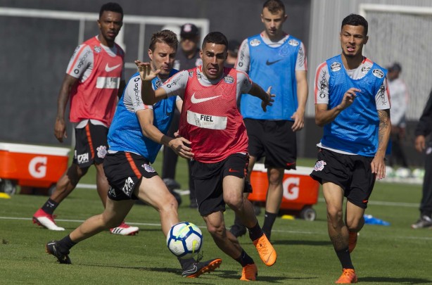Teve treino nesta segunda-feira no CT Joaquim Grava