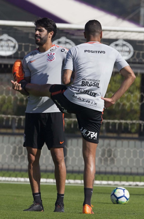 Zagueiro Vilson durante o treino desta segunda-feira no CT