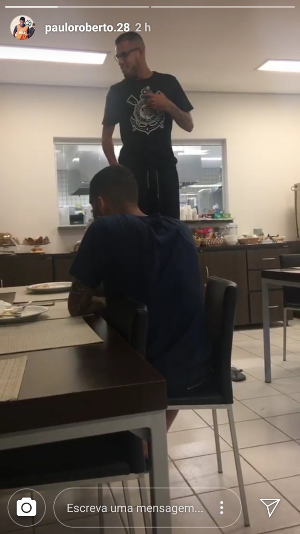Jonathas passa por trote na concentração do Corinthians