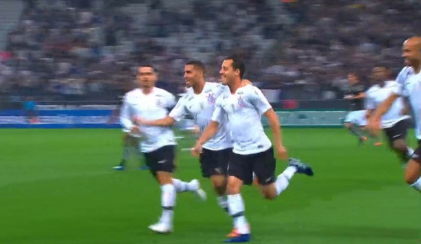 Rodriguinho corre para o abraço ao marcar golaço diante do Botafogo