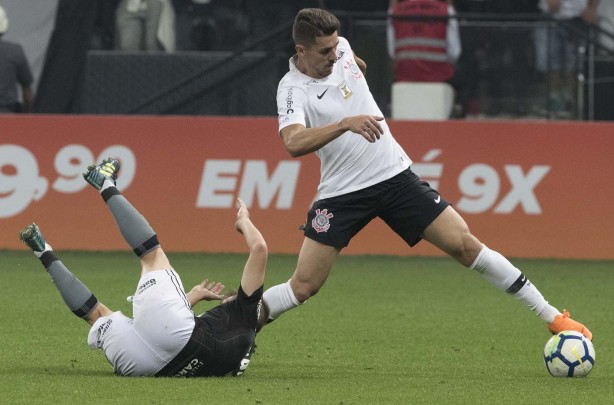 Danilo Avelar fez sua primeira partida oficial como jogador do Corinthians