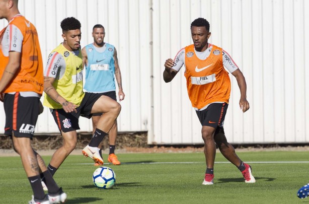 Douglas e Paulo Roberto durante treino de reapresentação no CT Joaquim Grava