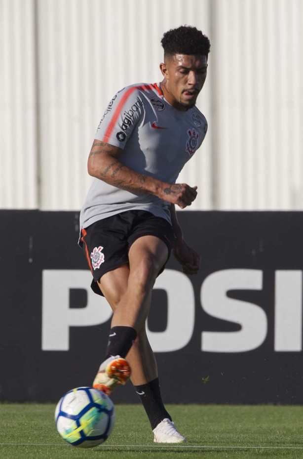 Volante Douglas já treino com o restante do elenco no CT Joaquim Grava