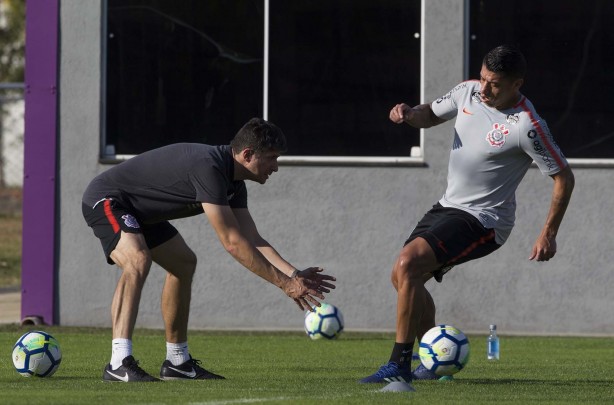 Volante Ralf durante treino de hoje no CT Joaquim Grava; Jogador está lesionado