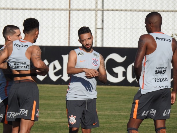 Clayson treinou normalmente nesta sexta-feira e deve ficar no banco neste sábado