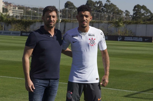 Apresentação do recém contratado Douglas