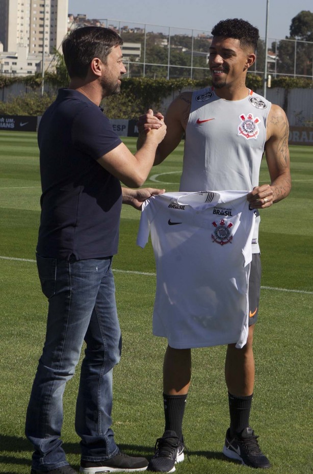 Apresentação do recém contratado Douglas