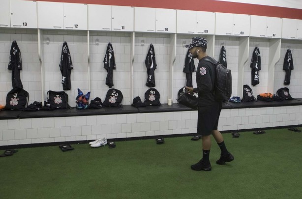 Clayson se prepara para o clássico contra o São Paulo, no vestiário do Morumbi