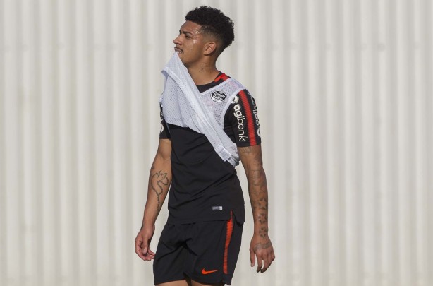 Douglas durante o treino desta segunda no CT Joaquim Grava