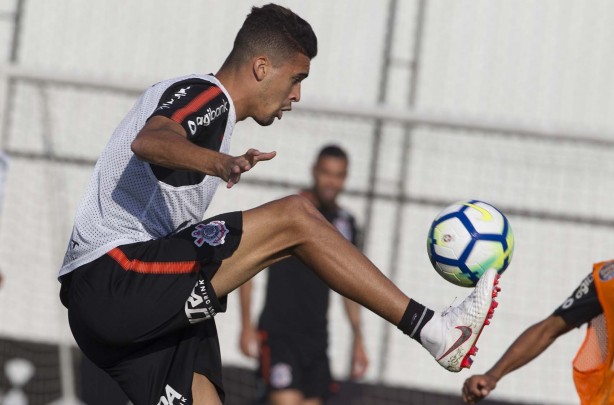 Léo Santos durante o treino desta segunda-feira no CT Joaquim Grava