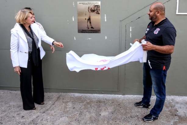 Placa fixa foi inaugurada no estádio