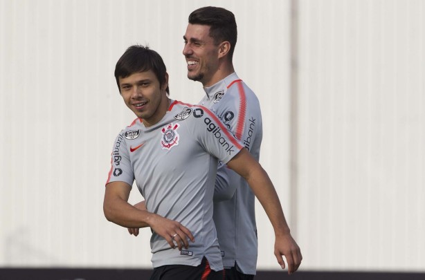 Romero e Danilo Avelar no treinamento desta terça-feira; Último antes do jogo contra o Cruzeiro