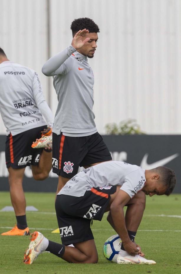 Volante Douglas e menino Pedrinho no treino desta terça-feira no CT