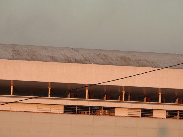 Forro do teto do estádio apresenta sujeira