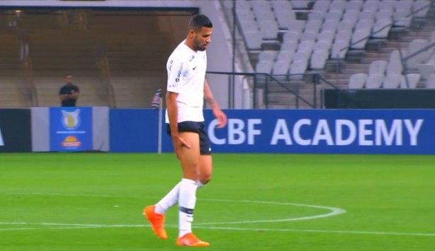 Jonathas sentiu dores na coxa e precisou ser substituído