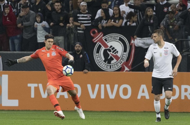 Cássio e Henrique durante jogo contra o Cruzeiro, na Arena Corinthians