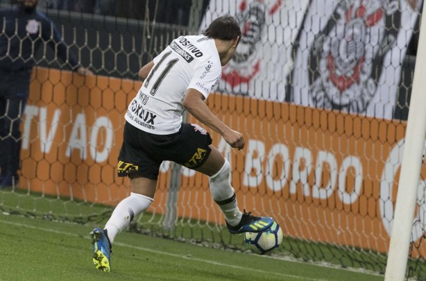 Romero finaliza certeiro e anota para o Corinthians contra o Cruzeiro, na Arena