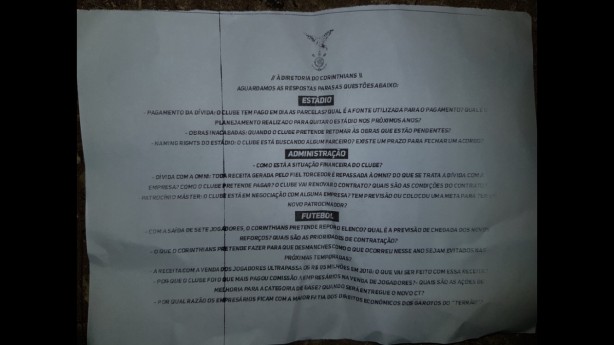 Papéis foram distribuídos no protesto em frente ao Parque São Jorge