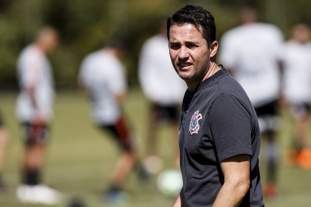 Técnico Osmar Loss durante o treino desta manhã no CT do Brasiliense