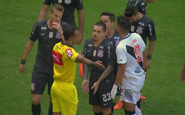 Fagner & cia reclamam de pênalti a favor do Vasco da Gama no Mané Garrincha