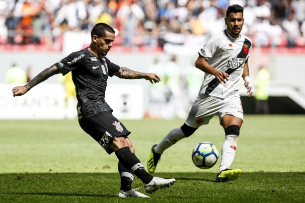 Fagner durante atuação contra o Vasco da Gama, pelo Brasileirão