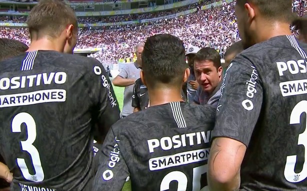 Loss passa instruções aos jogadores durante parada para hidratação