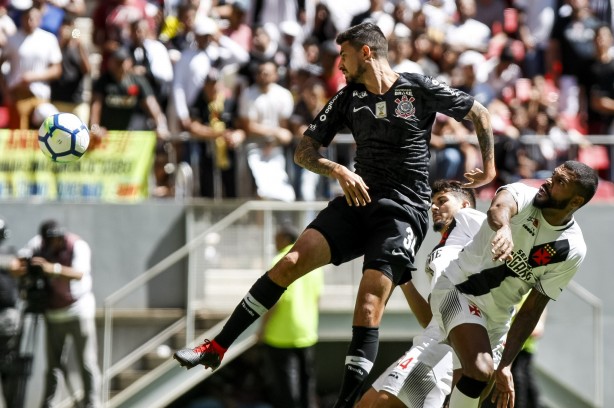 Pedro Henrique em jogada aérea contra o Vasco, no estádio Mané Garrincha