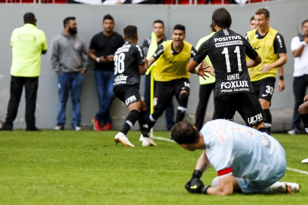 Romero comemora homenageando Ronaldo Fenômeno, no jogo contra o Vasco, pelo Brasileirão