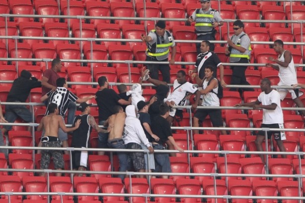 Torcedores brigaram nas arquibancadas do Mané Garrincha