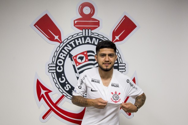 Novo reforço do Timão, Sergio Díaz, exibe o manto alvinegro