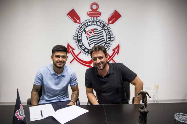 Sergio Díaz e Duílio Monteiro durante apresentação do atacante ao Corinthians