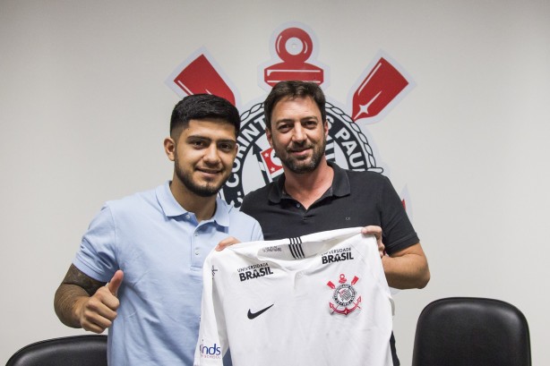Sergio Díaz e Duílio Monteiro exibem o manto alvinegro durante a apresentação do atleta ao Timão