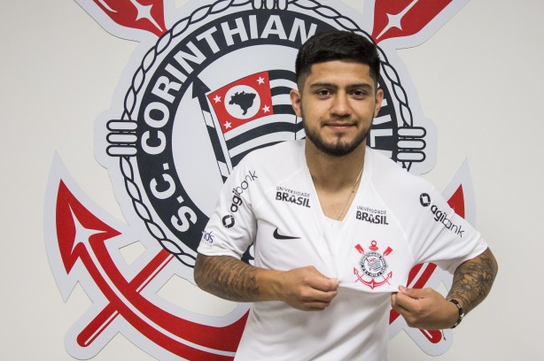 Sergio Díaz já trajado com o manto do Corinthians