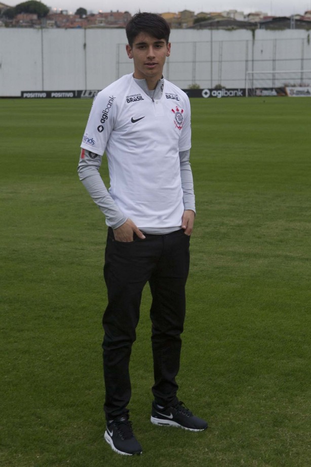 Ángelo Araos é apresentado oficialmente como jogador do Corinthians