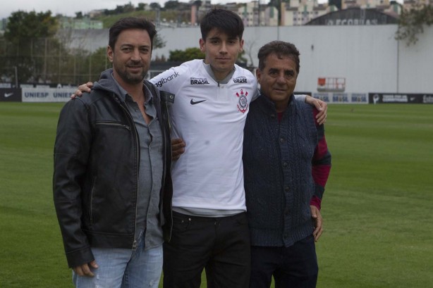 Ángelo Araos é formalmente apresentado como jogador do Corinthians no CT Joaquim Grava