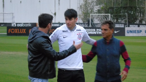 Araos recebeu a camisa das mãos dos diretores do Corinthians