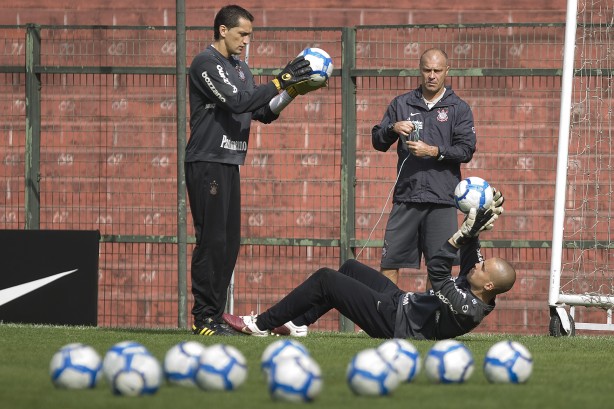 Bobadilla treinou seis meses, mas Julio Cesar (no cho) no deu chance ao paraguaio