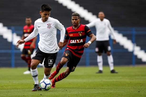 Fabrício Oya atuando contra o Sport, pelo Brasileirão sub-20