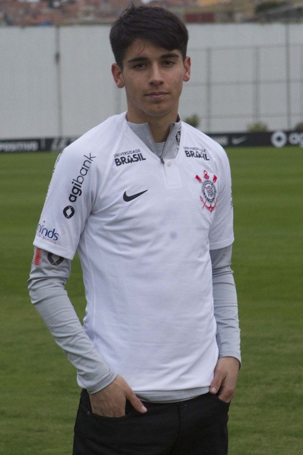 Novo reforço do Corinthians, Ángelo Araos, já traja o manto alvinegro