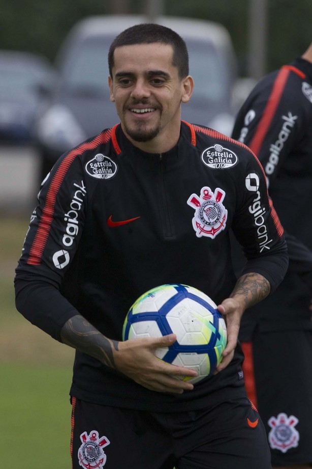 O lateral Fagner durante treinamento desta terça-feira no CT; Foco na Chapecoense
