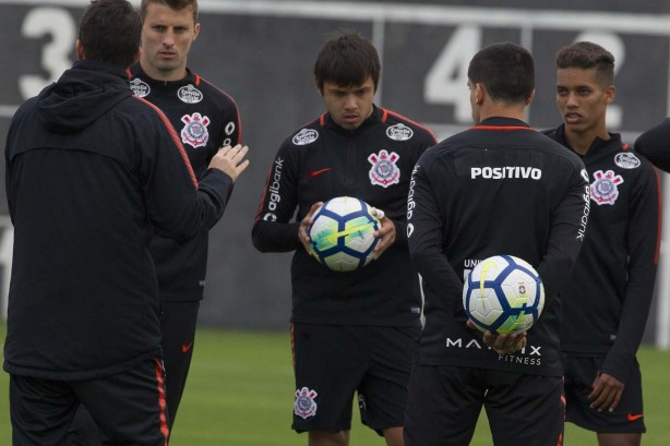 Osmar Loss reúne equipe durante último treino antes do jogo contra a Chapecoense