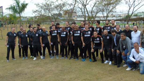 Plantel posou para foto perto dos campos do time de futebol do clube