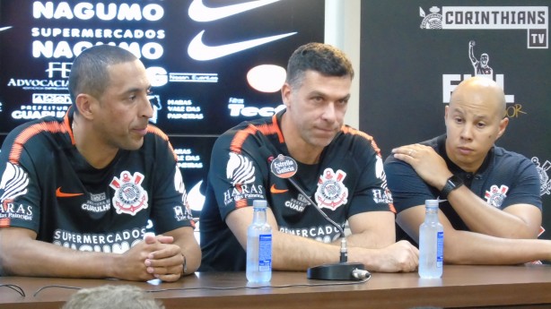 Serginho, Marcelinho e técnico Gersinho durante coletiva de apresentação no CT