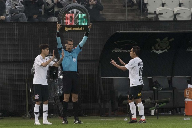 Ángelo Araos entrou no lugar de Jadson contra a Chapecoense, pela Copa do Brasil